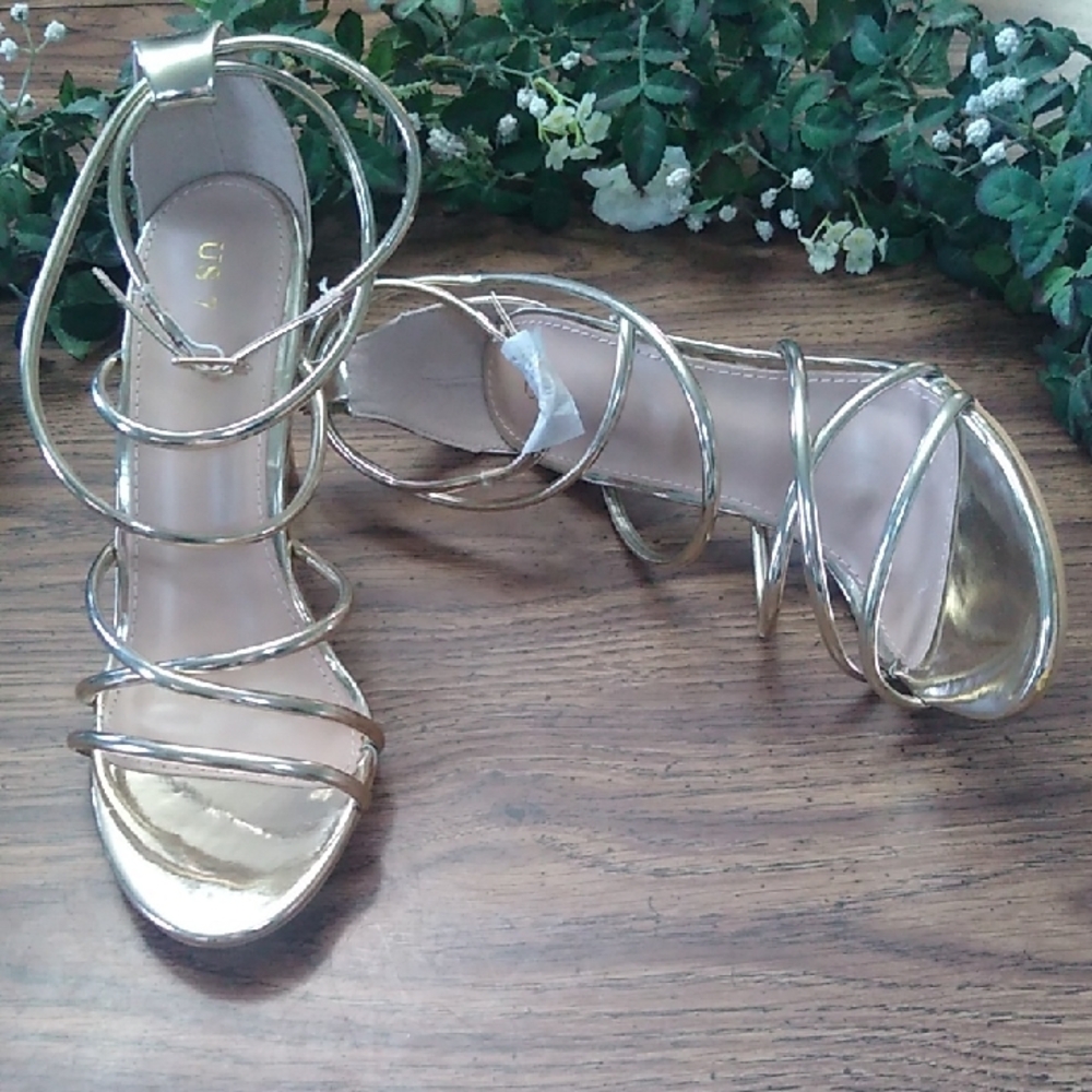 🩷 Gold Stiletto Heels with Strappy Design Size 7